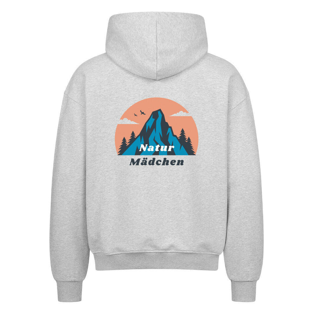 Der Oversized Zipper Hoodie "Natur" von MarketPrint in grau zeigt auf der Rückseite einen blauen Berg, Bäume, zwei Vögel und eine orangefarbene Sonne über "Natur Mädchen". Hergestellt aus 100% Baumwolle für Komfort.