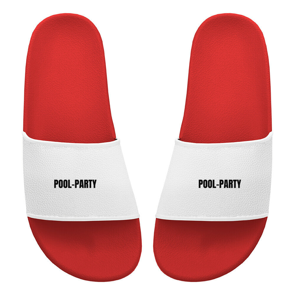 Die MarketPrint Badelatschen "Pool-Party" sind rote PVC-Sandalen mit weißen Riemen, die jeweils mit "POOL-PARTY" bedruckt sind. Nebeneinander mit dem Gesicht nach oben platziert, sind sie perfekt zum Entspannen zu Hause.
