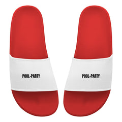 Die MarketPrint Badelatschen "Pool-Party" sind rote PVC-Sandalen mit weißen Riemen, die jeweils mit "POOL-PARTY" bedruckt sind. Nebeneinander mit dem Gesicht nach oben platziert, sind sie perfekt zum Entspannen zu Hause.
