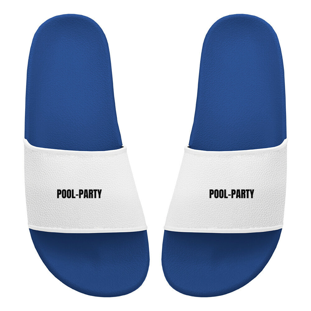 Ein Paar blaue PVC Badelatschen "Pool-Party" von MarketPrint mit weißen Riemen und schwarzem POOL-PARTY Text. Die Sandalen sind von oben gesehen auf einem schlichten weißen Hintergrund.