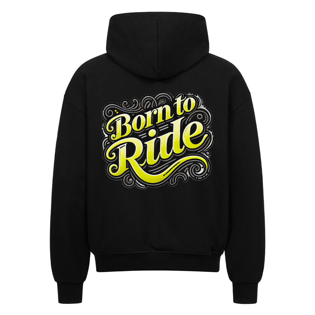 Der Oversized Zipper Hoodie "Born to Ride" von MarketPrint hat einen auffälligen gelben und weißen Schriftzug mit dekorativen Wirbeln auf dem Rücken, eine schwarze Oversized-Passform und ist aus 100% Baumwolle für ultimativen Komfort gefertigt.