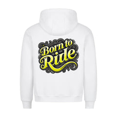 Der MarketPrint Premium Hoodie "Born to Ride" hat einen gemütlichen Schnitt, einen fetten gelben und schwarzen Schriftzug mit dekorativen Wirbeln auf dem Rücken, weiße Farbe und ist made in Türkiye.