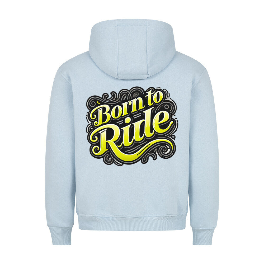 Der MarketPrint Premium Hoodie "Born to Ride" in Hellblau zeigt sich von hinten mit einer großen Grafik mit fetter gelber und weißer Schrift und wirbelnden Akzenten. Hergestellt in Türkiye für einen gemütlichen Schnitt.