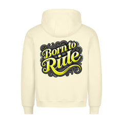 Der MarketPrint Premium Hoodie "Born to Ride" in creme zeigt eine auffällige Rückengrafik mit gelben und weißen Schriftzügen, dekorativen Wirbeln und verfügt über einen gemütlichen Schnitt. Hergestellt in Türkiye.