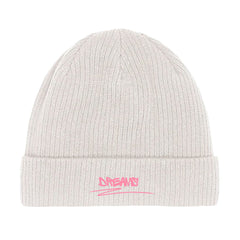 Die MarketPrint Beanie Mütze "Dreams" ist eine hellgraue Rippstrick-Bio-Baumwolle-Mütze mit umgeschlagenem Bündchen, auf dem in rosa Großbuchstaben DREAMS steht - ein kuscheliges, stylisches Accessoire für jeden Tag.