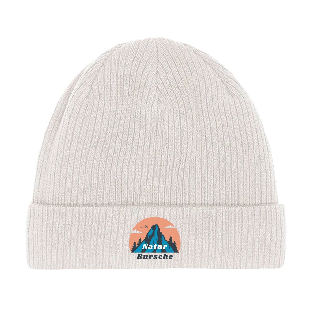 Die Beanie Mütze "Natur Bursche" von MarketPrint ist aus weißer Bio-Baumwolle, doppellagig gestrickt und mit einem stilvollen Logo versehen.