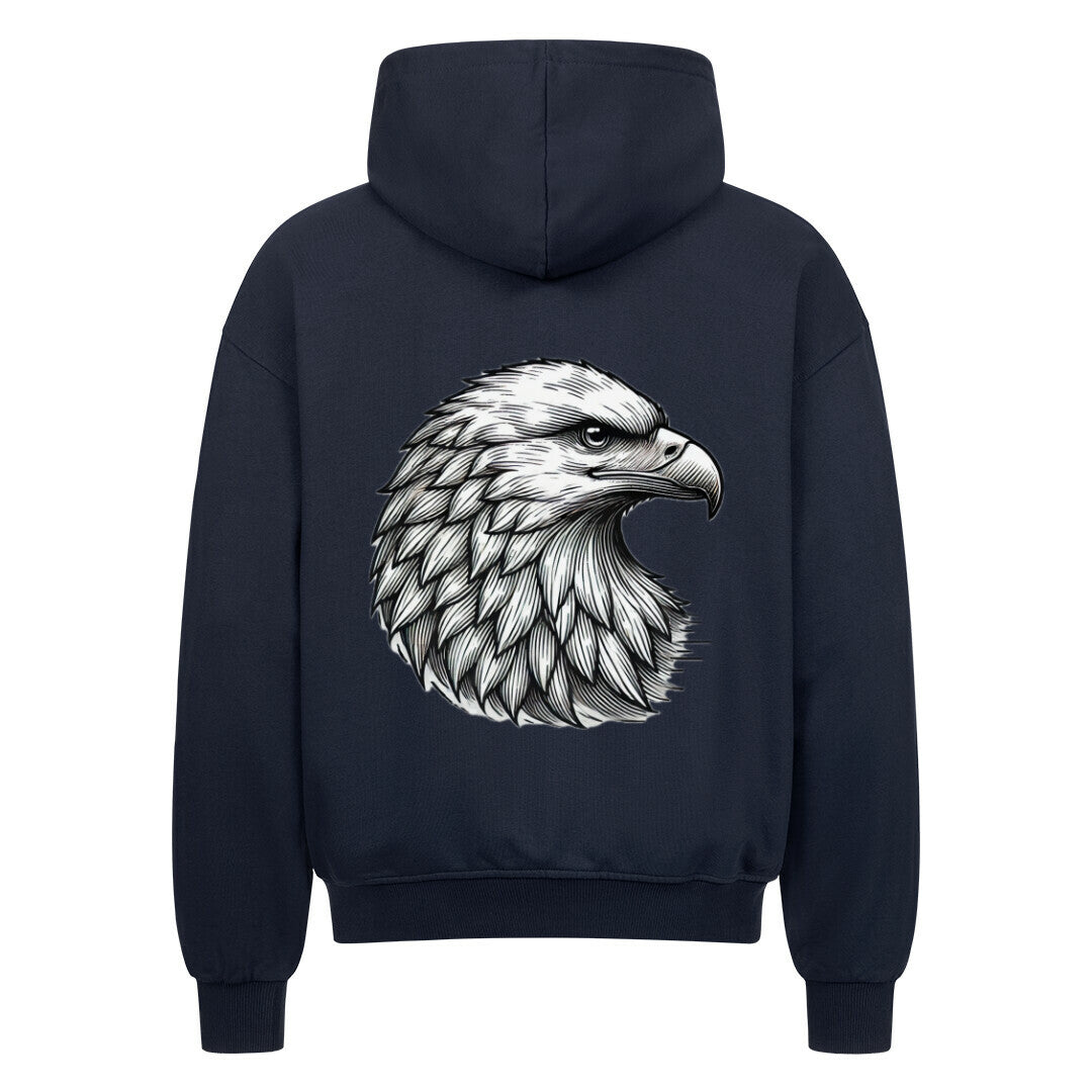 Der Oversized Zipper Hoodie "Adler" von MarketPrint ist ein schwarzer Kapuzenpulli aus 100% Baumwolle mit einem auffälligen Graustufen-Kopfdruck eines Weißkopfseeadlers auf der Rückseite. Der übergroße Schnitt, die Vordertasche und die gerippten Bündchen sorgen für Komfort und Stil.