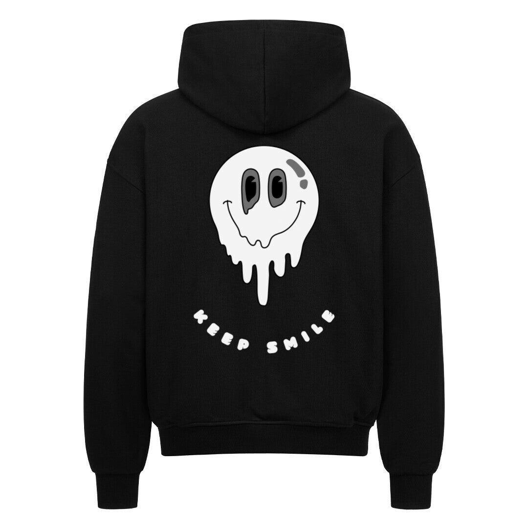 Der MarketPrint Oversized Zipper Hoodie "KEEP SMILE" in schwarz ist mit einem großen weißen, schmelzenden Smiley und "KEEP SMILE" auf dem Rücken bedruckt. Er besteht aus 100% Baumwolle für höchsten Tragekomfort und bietet eine stylische Oversized-Passform mit einem hochwertigen Reißverschluss.