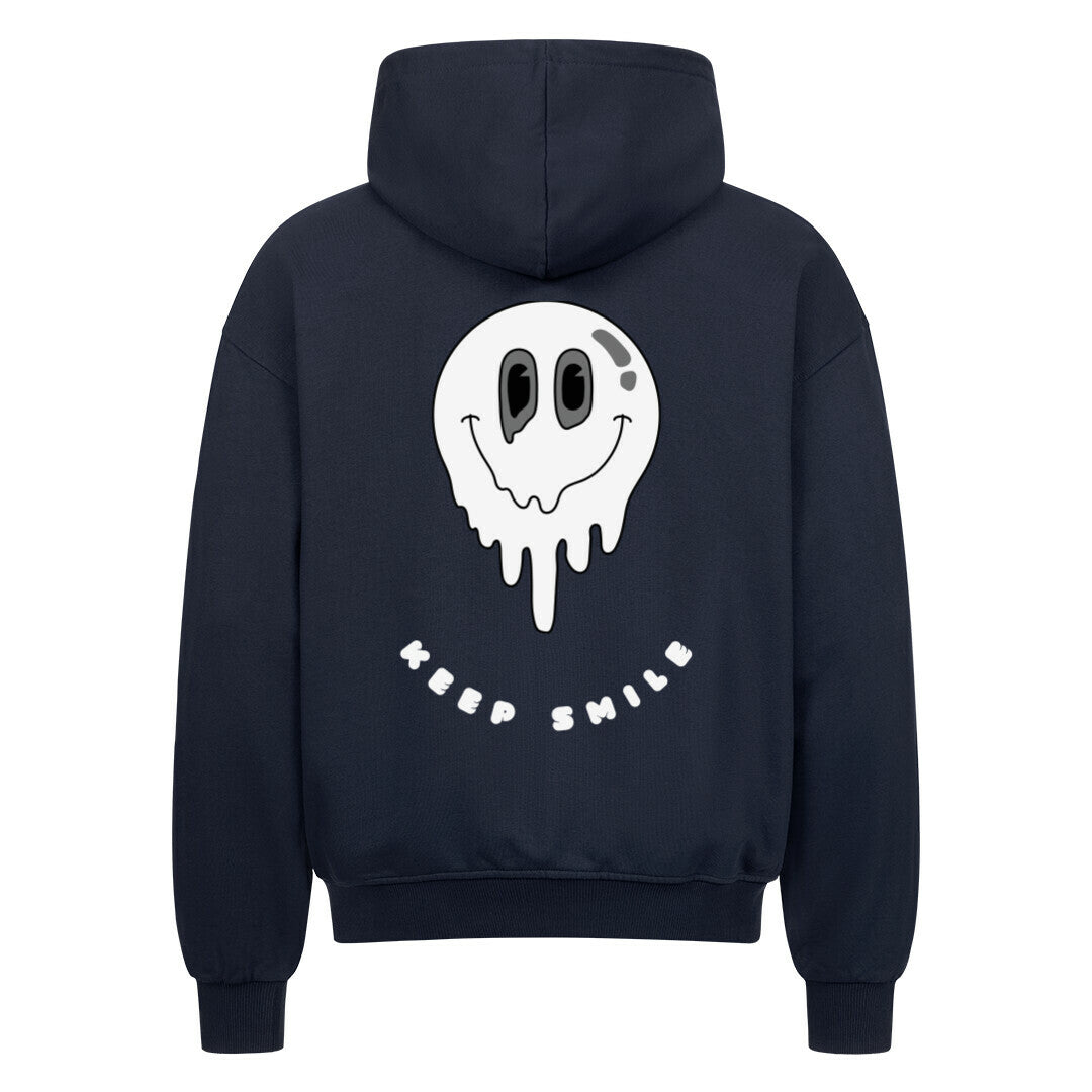 Der MarketPrint Oversized Zipper Hoodie "KEEP SMILE" in schwarz zeigt eine große schmelzende Smiley-Grafik und einen fetten weißen "KEEP SMILE"-Text auf der Rückseite. Hergestellt aus 100% Baumwolle für maximalen Komfort mit einer übergroßen Passform.