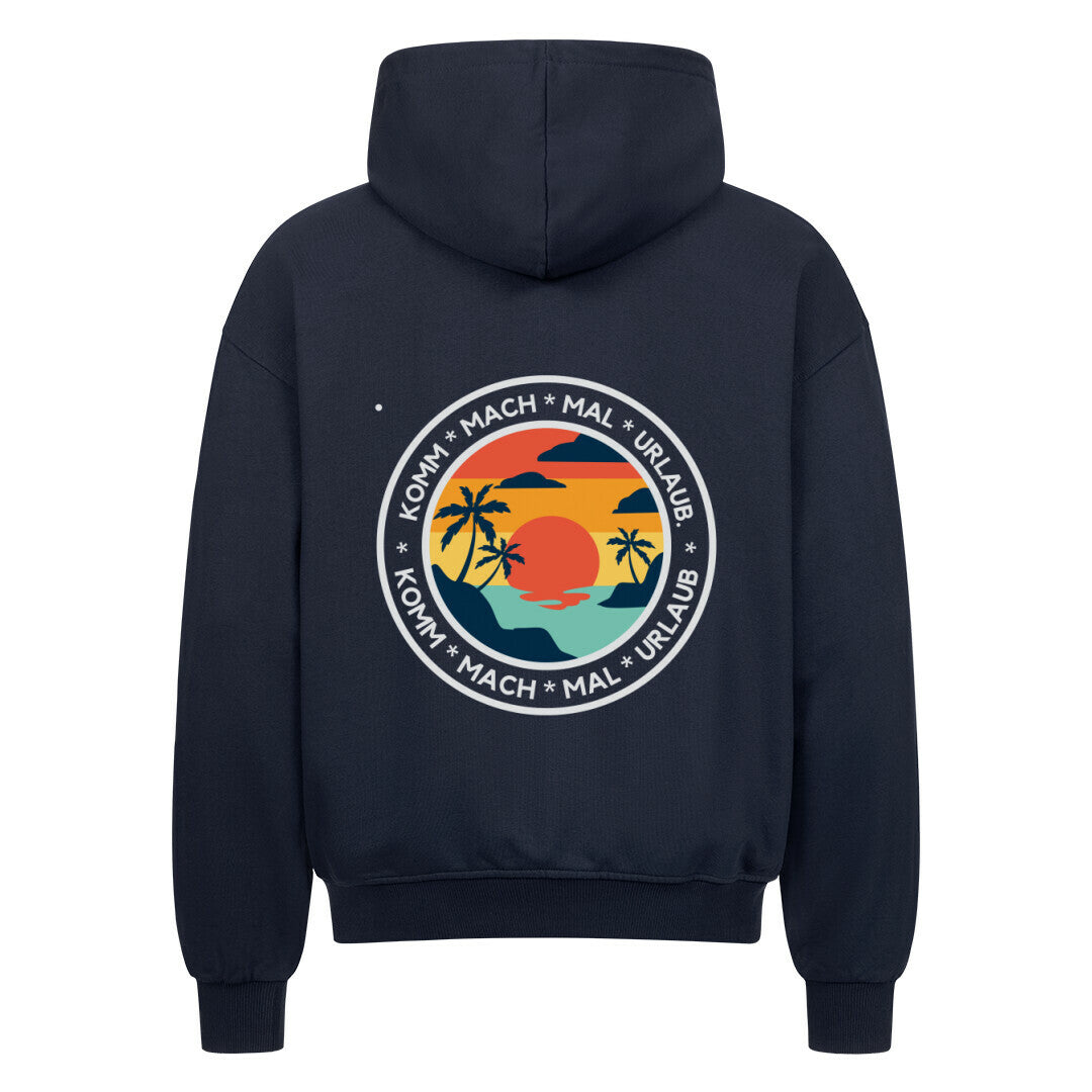Der MarketPrint Oversized Zipper Hoodie "Urlaub" in navy zeigt einen kreisförmigen Sonnenuntergang, Palmen und Meereswellen mit KOMM * MACH * MAL * URLAUB Text in weiß. Hergestellt aus 100% Baumwolle in einem übergroßen Schnitt.