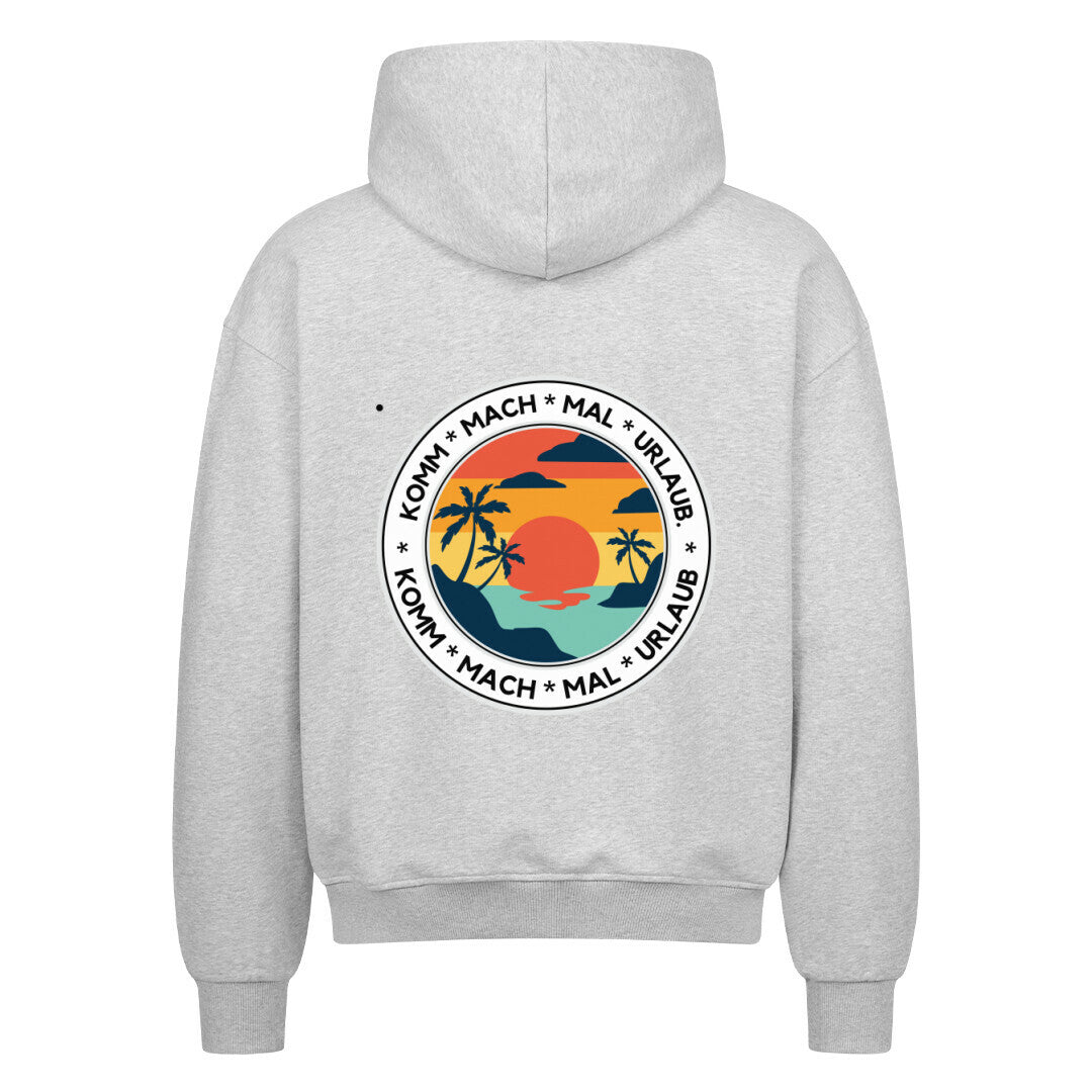 Der Oversized Zipper Hoodie "Urlaub" von MarketPrint hat eine graue, lockere Passform mit einer Sonnenuntergangs-, Palmen- und Meeresgrafik sowie KOMM * MACH * MAL * URLAUB Text auf dem Rücken. Hergestellt aus 100% Baumwolle für erstklassigen Komfort.