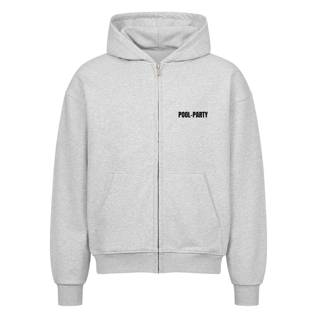 Der MarketPrint Oversized Zipper Hoodie "POOL-PARTY" ist hellgrau und hat Fronttaschen, eine Kapuze und einen schwarzen Brustaufdruck. Er ist aus 100% Baumwolle in einer übergroßen Passform gefertigt und wird auf einem schlichten weißen Hintergrund gezeigt.