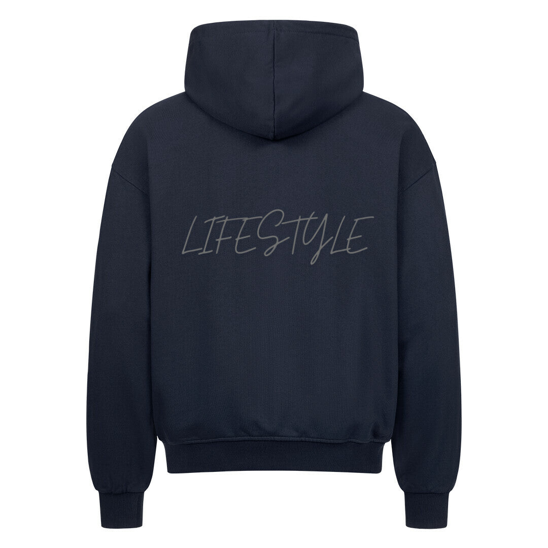 Der Oversized Zipper Hoodie "Lifestyle" von MarketPrint ist navyblau mit LIFESTYLE in großen, kursiven, hellen Buchstaben auf dem Rücken. Er besteht aus 100% Baumwolle und hat lange Ärmel sowie Rippbündchen an Ärmeln und Bund.