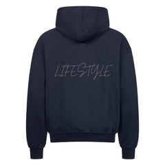 Der Oversized Zipper Hoodie "Lifestyle" von MarketPrint ist navyblau mit LIFESTYLE in großen, kursiven, hellen Buchstaben auf dem Rücken. Er besteht aus 100% Baumwolle und hat lange Ärmel sowie Rippbündchen an Ärmeln und Bund.