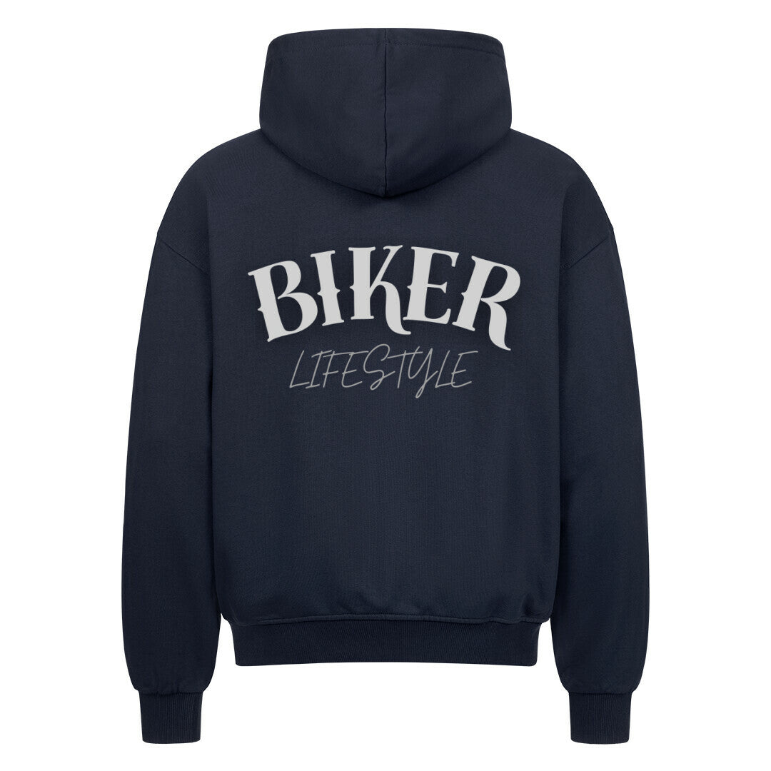 Der MarketPrint Oversized Zipper Hoodie "BIKER" in navy hat einen auffälligen "BIKER LIFESTYLE"-Print auf dem Rücken, ist aus 100% Baumwolle und hat lange Ärmel mit gerippten Bündchen und Saum für Komfort.