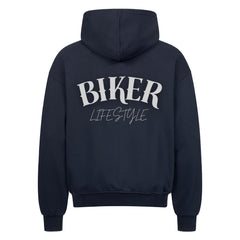 Der MarketPrint Oversized Zipper Hoodie "BIKER" in navy hat einen auffälligen "BIKER LIFESTYLE"-Print auf dem Rücken, ist aus 100% Baumwolle und hat lange Ärmel mit gerippten Bündchen und Saum für Komfort.