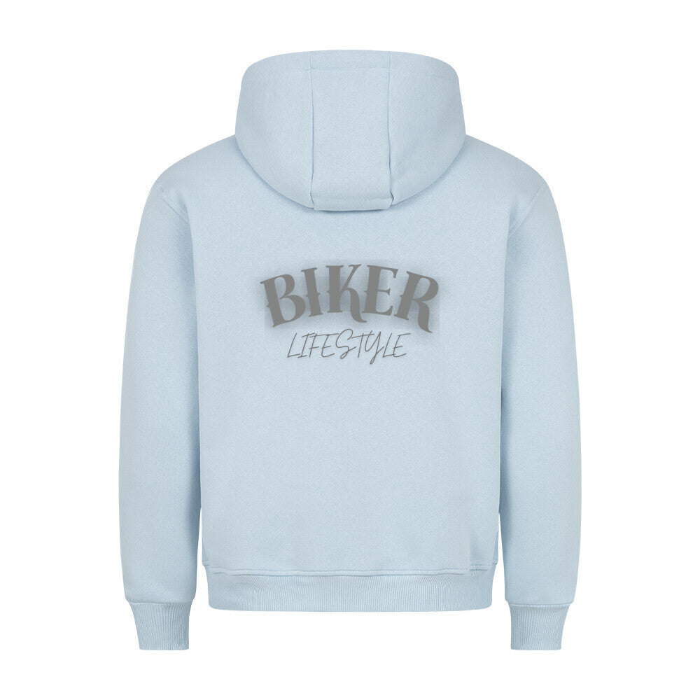 Der MarketPrint Premium Hoodie "BIKER" in Hellblau zeigt sich von hinten mit dem Schriftzug "BIKER LIFESTYLE" in fetten grauen Buchstaben auf dem oberen Rücken. Er hat eine lockere Passform, lange Ärmel und gerippte Bündchen für Komfort und hohe Qualität.