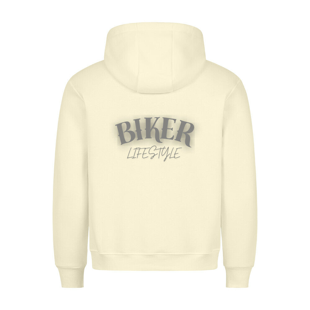 Der MarketPrint Premium Hoodie "BIKER" in cremefarbener Farbe mit lockerer Passform zeigt sich von hinten mit dem Aufdruck "BIKER LIFESTYLE" in stilisierten grauen Buchstaben auf der oberen Rückenpartie.