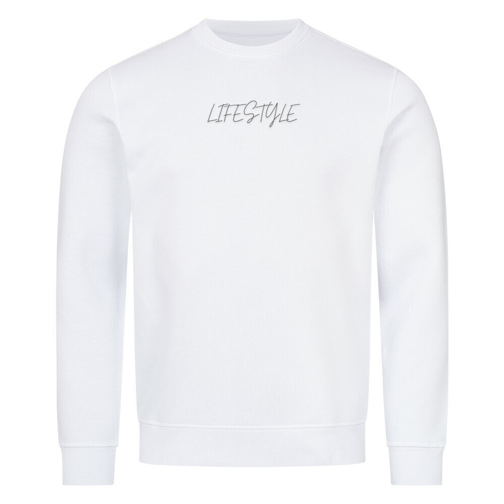 Das MarketPrint Premium Sweatshirt "LIFESTYLE" ist ein unisex, schlichtes weißes Teil aus Bio-Baumwolle. Es hat lange Ärmel und "LIFESTYLE" in dünnen Großbuchstaben quer über die Brust, ohne sichtbare Logos oder zusätzliche Designs.