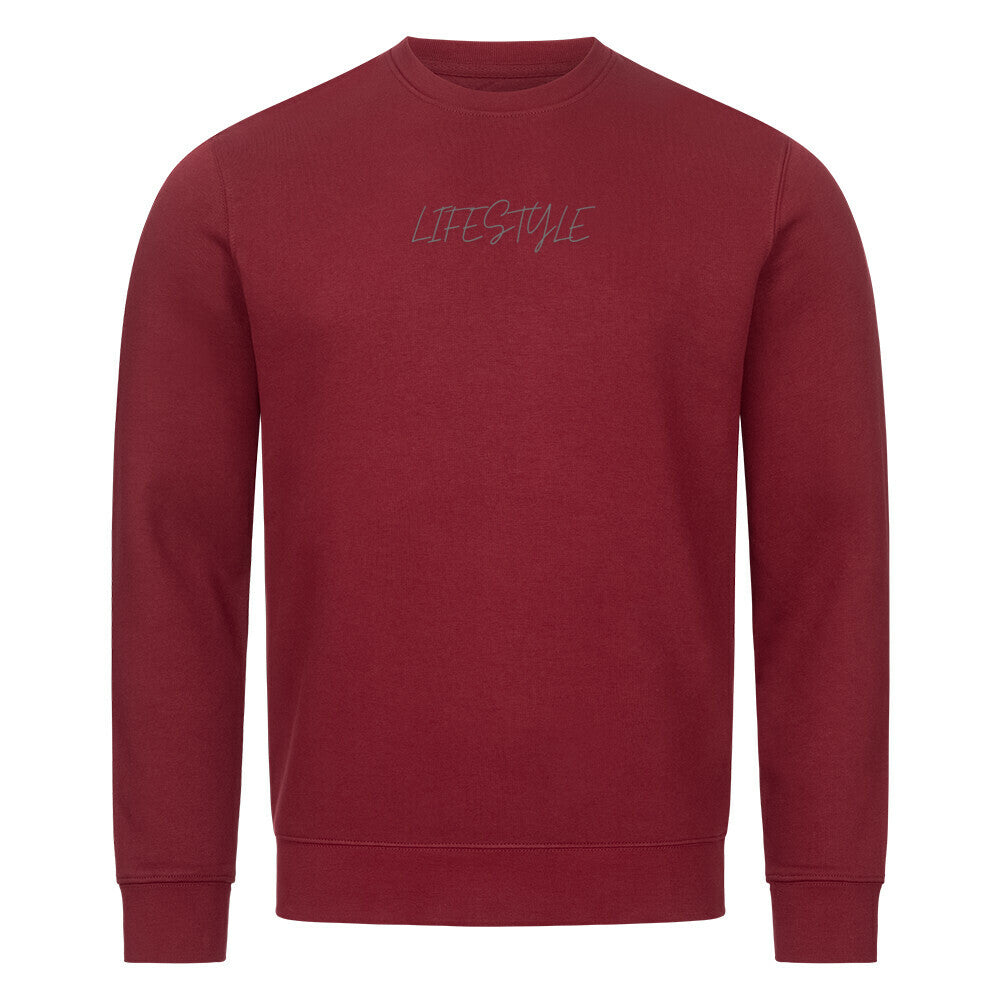 Das MarketPrint Premium Sweatshirt "LIFESTYLE" ist ein unifarbenes, langärmeliges, kastanienbraunes Unisex-Top mit "LIFESTYLE" in kleinen Großbuchstaben auf der Brust. Es ist aus Bio-Baumwolle gefertigt und hat einen Rundhalsausschnitt sowie Rippbündchen an Ärmeln und Saum für einen nachhaltigen Stil.
