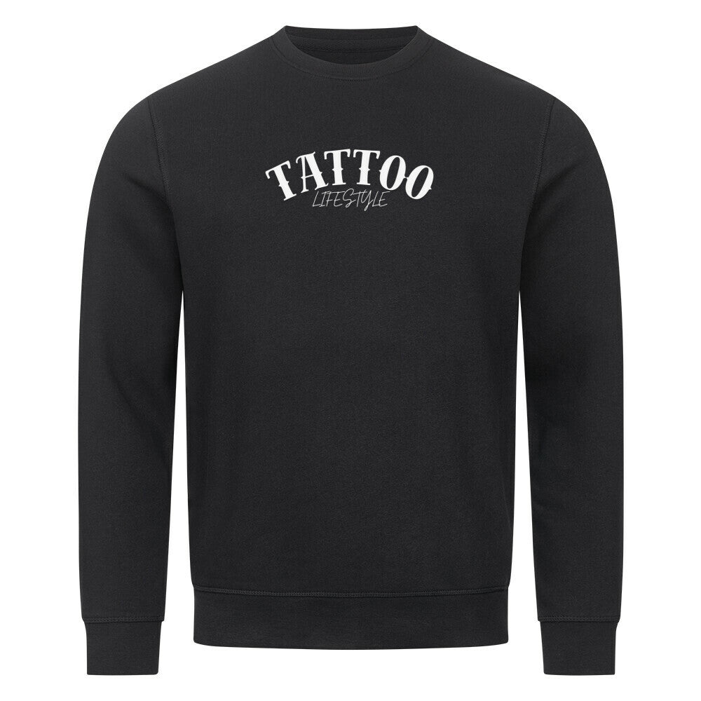 Das MarketPrint Premium Sweatshirt "TATTOO" ist ein schwarzer Unisex-Pullover aus Bio-Baumwolle mit dem geschwungenen weißen Schriftzug "TATTOO LIFESTYLE" - perfekt für Fans von nachhaltiger Mode.