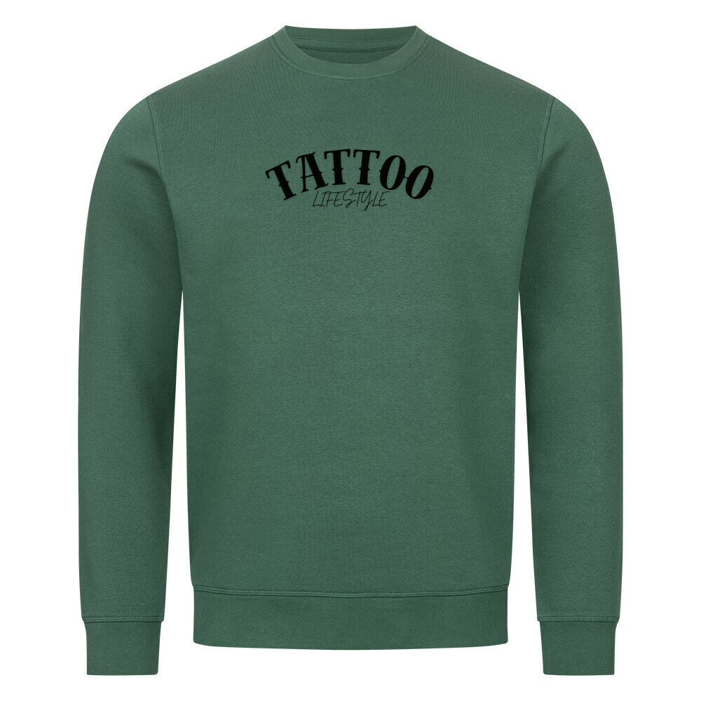 Das MarketPrint Premium Sweatshirt "TATTOO" ist ein unifarbenes, grünes Unisex-Sweatshirt aus weicher Bio-Baumwolle mit dem schwarzen Schriftzug "TATTOO LIFESTYLE" auf der Vorderseite. Es unterstreicht den nachhaltigen Stil mit langen Ärmeln und einem minimalistischen Design.