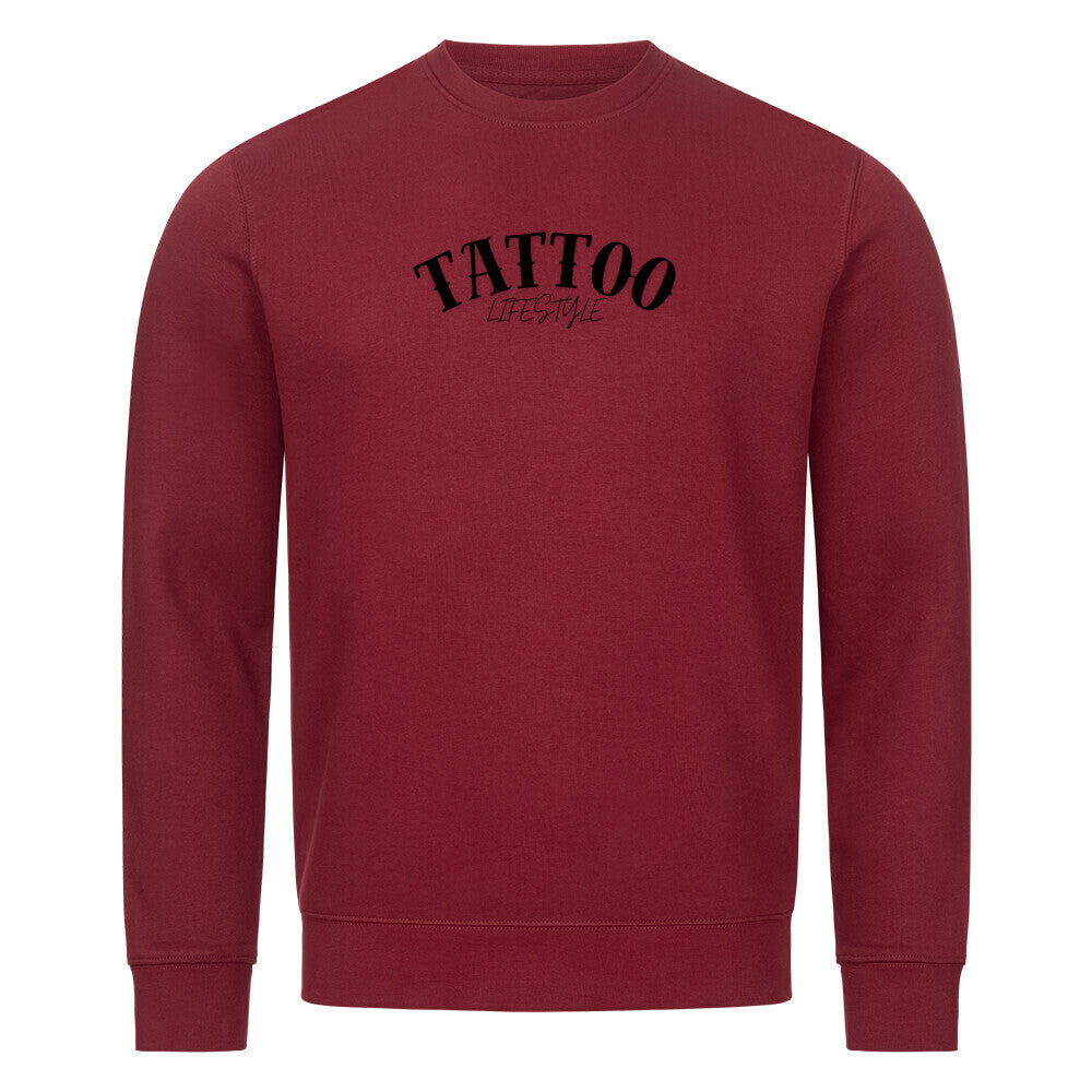Das MarketPrint Premium Sweatshirt "TATTOO" ist ein kastanienbraunes Unisex-Modell mit "TATTOO LIFESTYLE" in Schwarz auf der Brust, hergestellt aus Bio-Baumwolle - ideal für Fans von nachhaltiger Mode. Abgebildet auf weißem Hintergrund.