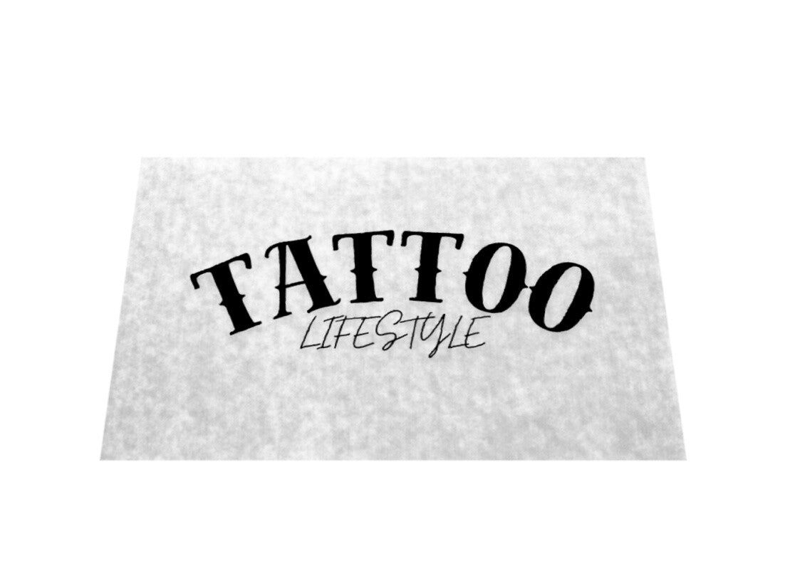 Die Fußmatte "Tattoo" von MarketPrint zeigt in schwarzer Schrift auf weißem Grund "TATTOO" in fetten Großbuchstaben über dem eleganten, kursiven "LIFESTYLE". Die Matte ist strapazierfähig und hält zuverlässig Schmutz ab.