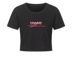 Das MarketPrint Ladies Cropped "DREAMS" ist ein schwarzes, kurz geschnittenes Damen-Shirt aus Baumwolle mit kurzen Ärmeln und pinkem Graffiti-Schriftzug "DREAMS" auf der Brust.