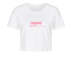 Das MarketPrint Damen-Cropped-Shirt "DREAMS" besteht aus Baumwolle, hat kurze Ärmel und zeigt das Wort DREAMS in pinkem, stilisiertem Schriftzug auf der Brust.