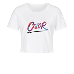 Das Ladies Cropped "COLOR" Shirt von MarketPrint ist ein kurz geschnittenes weißes Damen-Shirt aus Baumwolle mit dem bunten, geschwungenen "Color"-Schriftzug und schwarzer Wellen-Unterstreichung auf der Vorderseite.