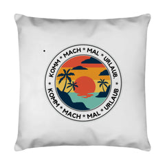 Das bedruckte Kissen "URLAUB" von MarketPrint zeigt ein rundes Sunset-Palmen-Meer-Motiv samt Schriftzug "KOMM * MACH * MAL * URLAUB". Herausnehmbares Futter und Reißverschluss erleichtern die Pflege.