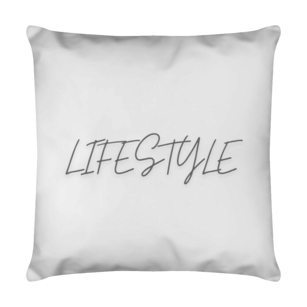 Das Kissen "LIFESTYLE" von MarketPrint ist ein weißes, quadratisches Kissen mit "LIFESTYLE" in fetter, dünner schwarzer Schrift quer über die Mitte und verfügt über einen praktischen Reißverschluss zum einfachen Abnehmen.