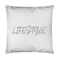 Das Kissen "LIFESTYLE" von MarketPrint ist ein weißes, quadratisches Kissen mit "LIFESTYLE" in fetter, dünner schwarzer Schrift quer über die Mitte und verfügt über einen praktischen Reißverschluss zum einfachen Abnehmen.