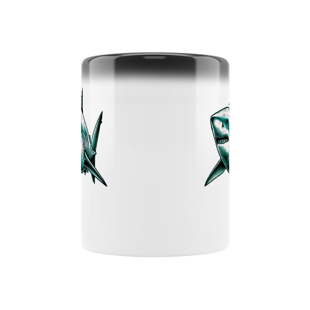Die MarketPrint Zaubertasse "Hai" ist ein weißer Keramikbecher mit schwarzem Rand, der beidseitig mit partiellen Hai-Abbildungen versehen ist - eine stilvolle Farbwechsel-Tasse für jeden Hai-Fan.