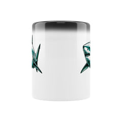 Die MarketPrint Zaubertasse "Hai" ist ein weißer Keramikbecher mit schwarzem Rand, der beidseitig mit partiellen Hai-Abbildungen versehen ist - eine stilvolle Farbwechsel-Tasse für jeden Hai-Fan.