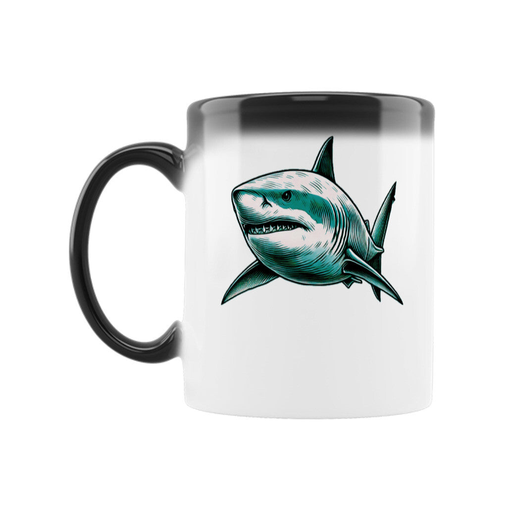 Die MarketPrint Zaubertasse "Hai" ist ein weißer Keramikbecher mit schwarzem Griff und Rand, auf dem ein blaugrüner und schwarzer Hai abgebildet ist - perfekt als magische Tasse für Ihren Morgenkaffee.