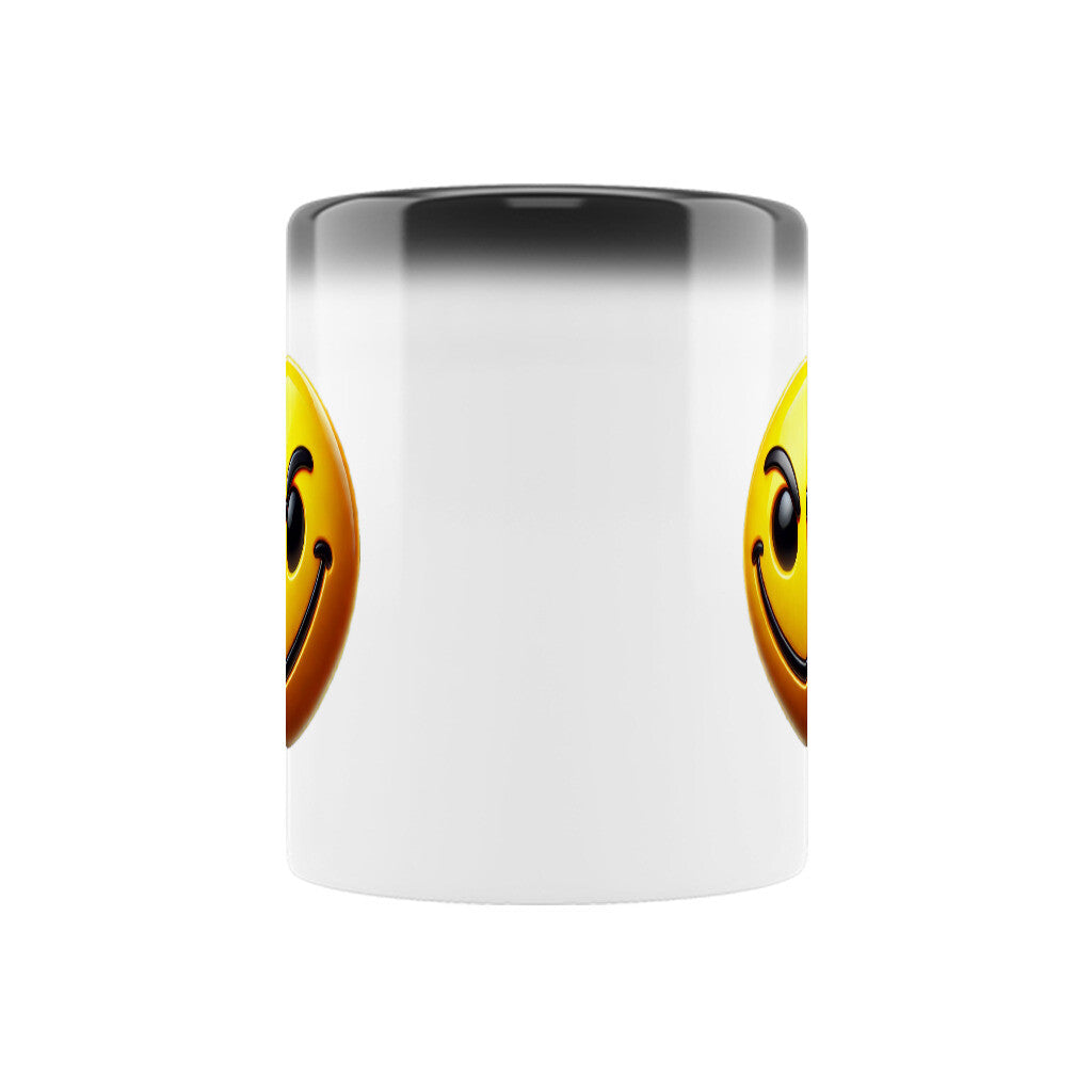 Die Zaubertasse "SMILEY" von MarketPrint zeigt auf beiden Seiten große gelbe Smileys, die teilweise sichtbar sind. Die Mitte bleibt frei und der obere Rand ist silber oder grau - perfekt für Kaffee-Liebhaber!.