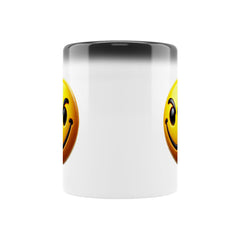 Die Zaubertasse "SMILEY" von MarketPrint zeigt auf beiden Seiten große gelbe Smileys, die teilweise sichtbar sind. Die Mitte bleibt frei und der obere Rand ist silber oder grau - perfekt für Kaffee-Liebhaber!.