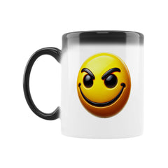Die Zaubertasse "SMILEY" von MarketPrint ist eine weiße Keramiktasse mit schwarzem Henkel und Rand, die auf der Vorderseite ein großes gelbes Smiley-Gesicht mit hochgezogenen Augenbrauen und einem verschmitzten Ausdruck zeigt.
