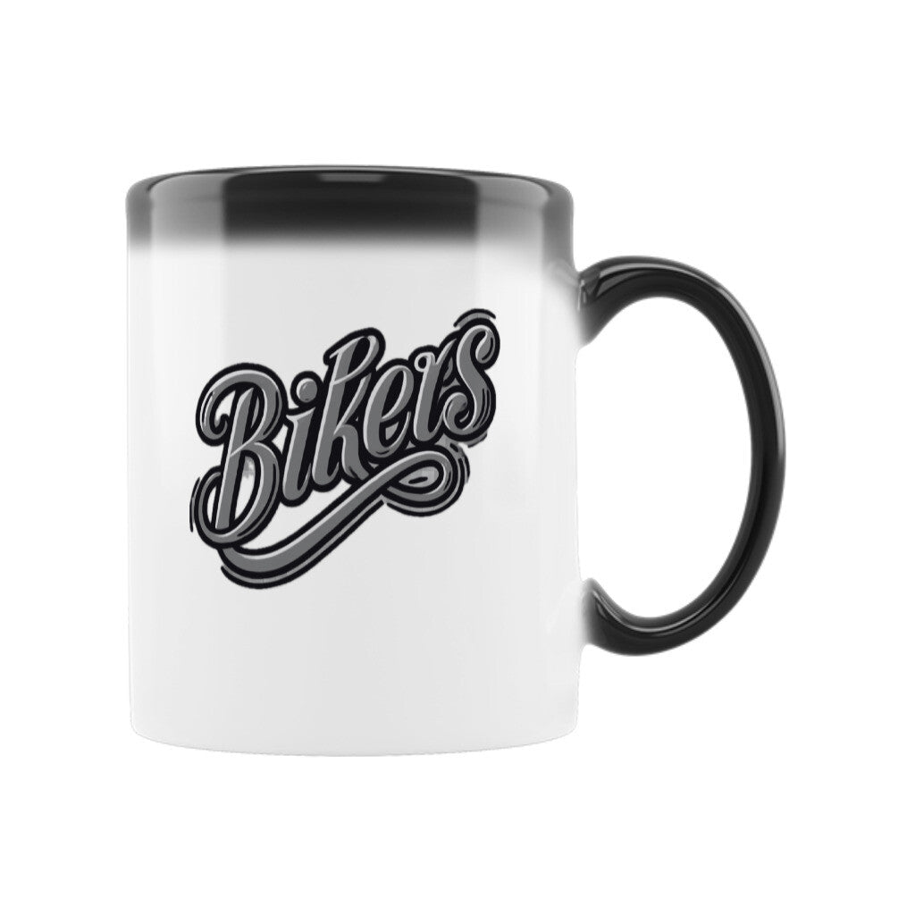 Die Zaubertasse "BIKERS" von MarketPrint ist eine weiße Keramiktasse mit schwarzem Henkel und Rand. Der Schriftzug "Bikers" steht groß und kursiv vorne - perfekt als stylische Farbwechsel-Tasse für Biker-Fans!.