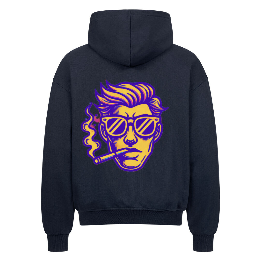 Der Oversized Zipper Hoodie "Mann" von MarketPrint ist ein schwarzer Premium-Kapuzenpulli mit der Grafik eines Männergesichts - zurückgekämmtes Haar, Sonnenbrille, Zigarette - in Lila und Gelb auf dem Rücken. Hergestellt aus 100% Baumwolle.