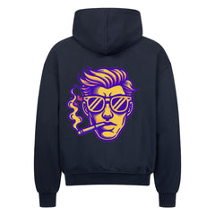 Der Oversized Zipper Hoodie "Mann" von MarketPrint ist ein schwarzer Premium-Kapuzenpulli mit der Grafik eines Männergesichts - zurückgekämmtes Haar, Sonnenbrille, Zigarette - in Lila und Gelb auf dem Rücken. Hergestellt aus 100% Baumwolle.