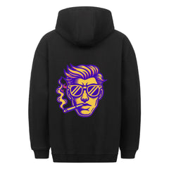 Der Oversized Hoodie "Mann" von MarketPrint ist ein schwarzer Kapuzenpullover aus Baumwolle mit einer Rückengrafik eines stilisierten Gesichts - zurückgekämmtes Haar, Sonnenbrille, Zigarette mit lila Rauch - in kräftigen lila, gelben und weißen Tönen. Mit praktischer Bauchtasche.