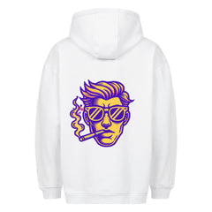 Der Oversized Hoodie "Mann" von MarketPrint ist weiß, aus Baumwolle, mit Bauchtasche und auffälligem Backprint: Ein Kopf mit stylischen Haaren, Sonnenbrille und Zigarette in kräftigem Lila-Gelb.