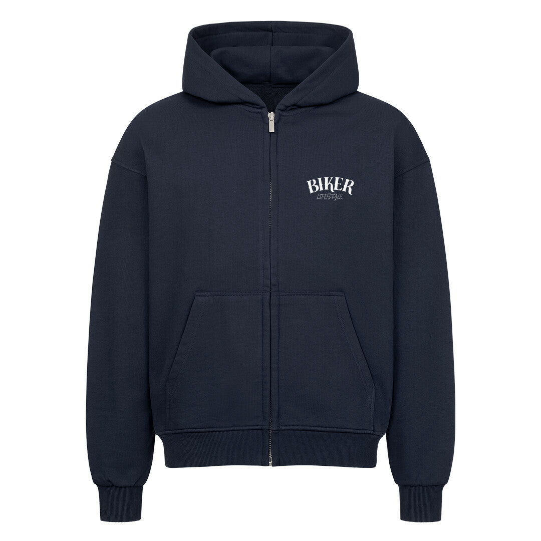 Der MarketPrint Oversized Zipper Hoodie "Totenkopf Helm" in navyblau ist aus 100% Baumwolle, hat eine Fronttasche, eine Kapuze, Rippbündchen an Ärmeln und Saum und eine lockere Passform. Auf der linken Brust ist "BIKER" in Weiß aufgedruckt.