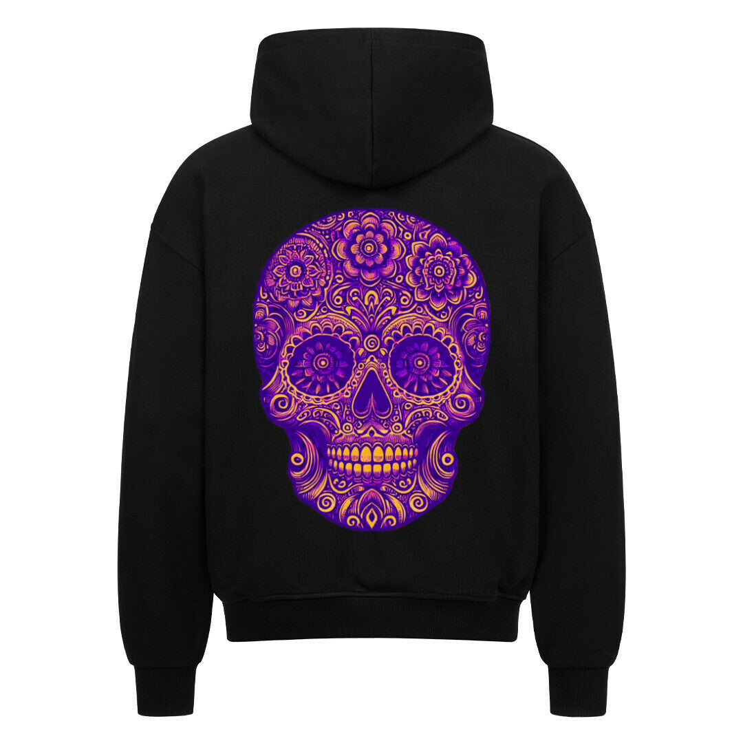 Der Oversized Zipper Hoodie "Totenkopf" von MarketPrint ist ein schwarzer Kapuzenpulli aus 100% Baumwolle mit einem verschnörkelten lila-goldenen Totenkopf-Motiv, das auf der Rückseite mit komplizierten Blumen- und Wirbelmustern versehen ist.