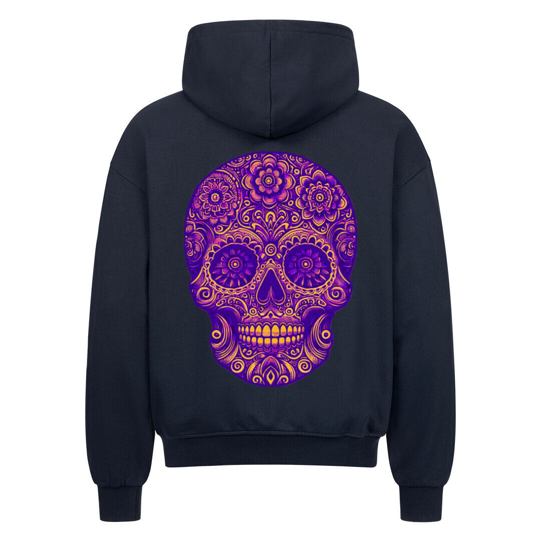 Der MarketPrint Oversized Zipper Hoodie "Totenkopf" ist ein schwarzer Premium-Kapuzenpulli im Oversized-Schnitt, der einen auffälligen lila-orangenen Totenkopf mit Blumen- und Wirbel-Details auf dem Rücken zeigt.