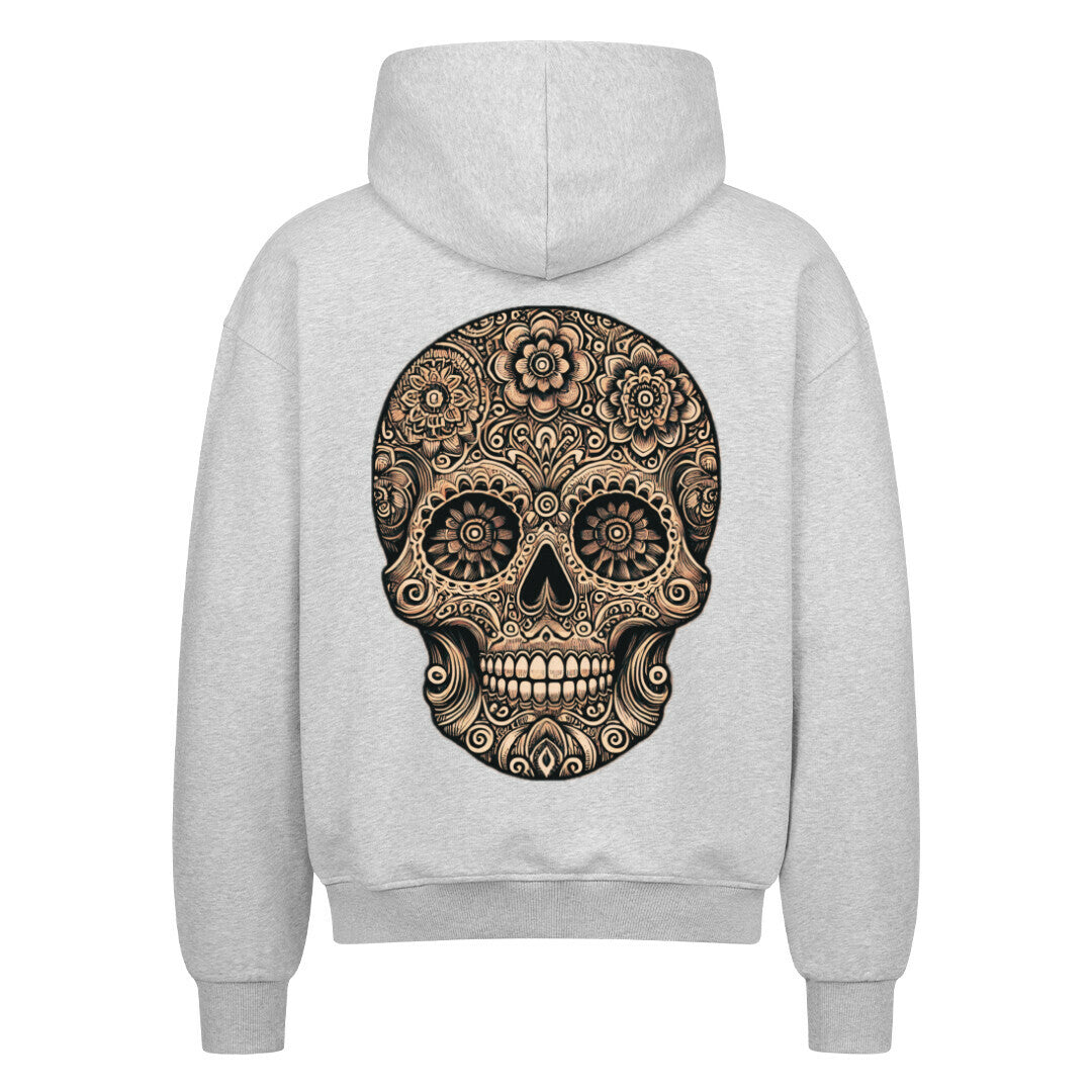 Der Oversized Zipper Hoodie "Totenkopf" von MarketPrint ist ein hellgrauer Premium-Kapuzenpullover mit übergroßer Passform, der einen auffälligen schwarzen und hellbraunen Totenkopf mit floralen und geometrischen Mustern auf der Rückseite zeigt. Hergestellt aus 100% Baumwolle für Komfort.