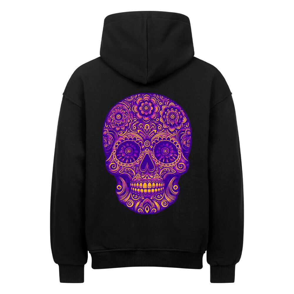 Der MarketPrint Oversized Hoodie "Totenkopf" in Schwarz zeigt einen auffälligen lila-goldenen Totenkopf mit floralen Mustern und detaillierten Ornamenten auf der Rückseite für einen auffälligen Look.